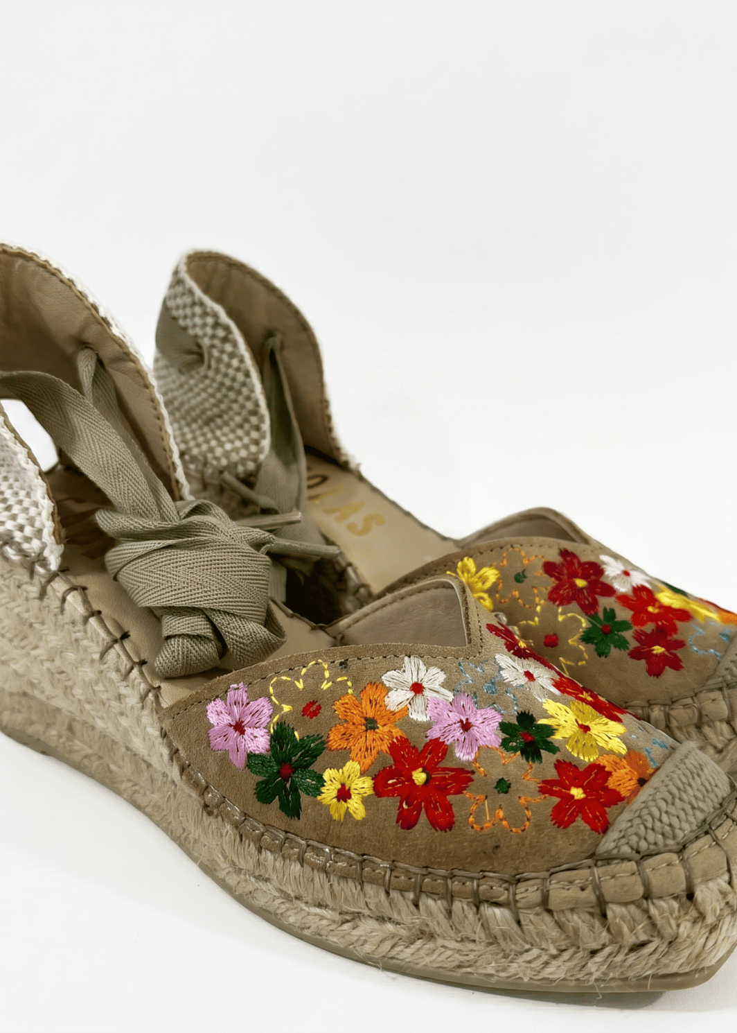 Alpargatas de Cuña Fabiolas con Bordado Floral