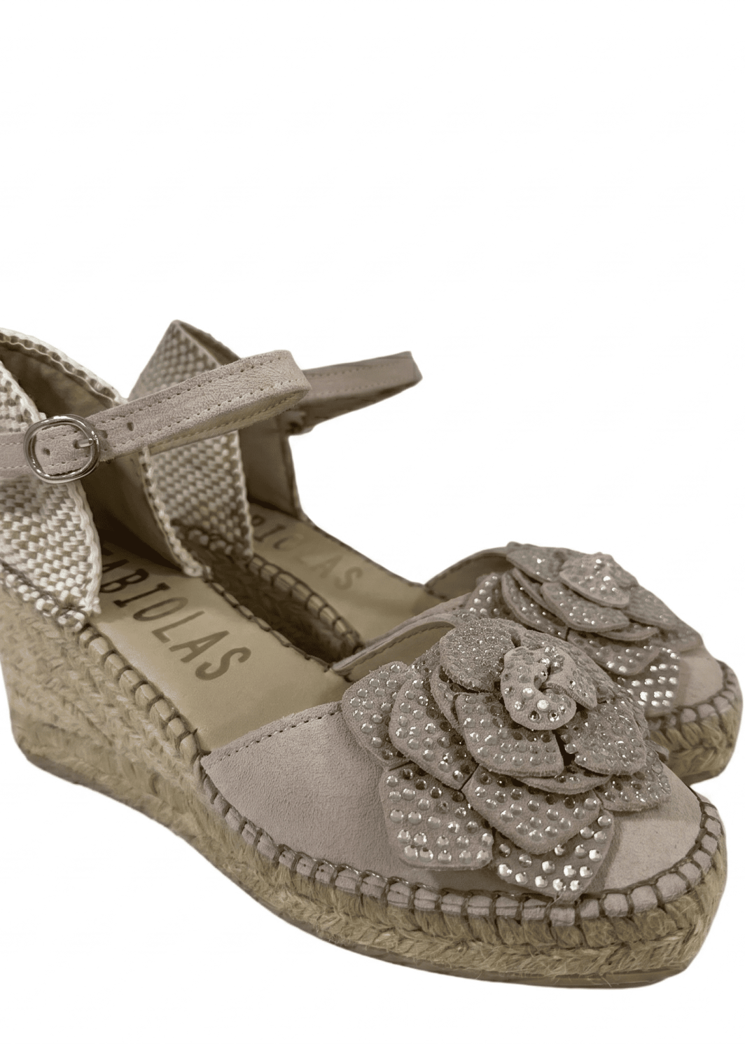 Alpargatas de Cuña Fabiolas con Detalle Floral y Pedrería Gris